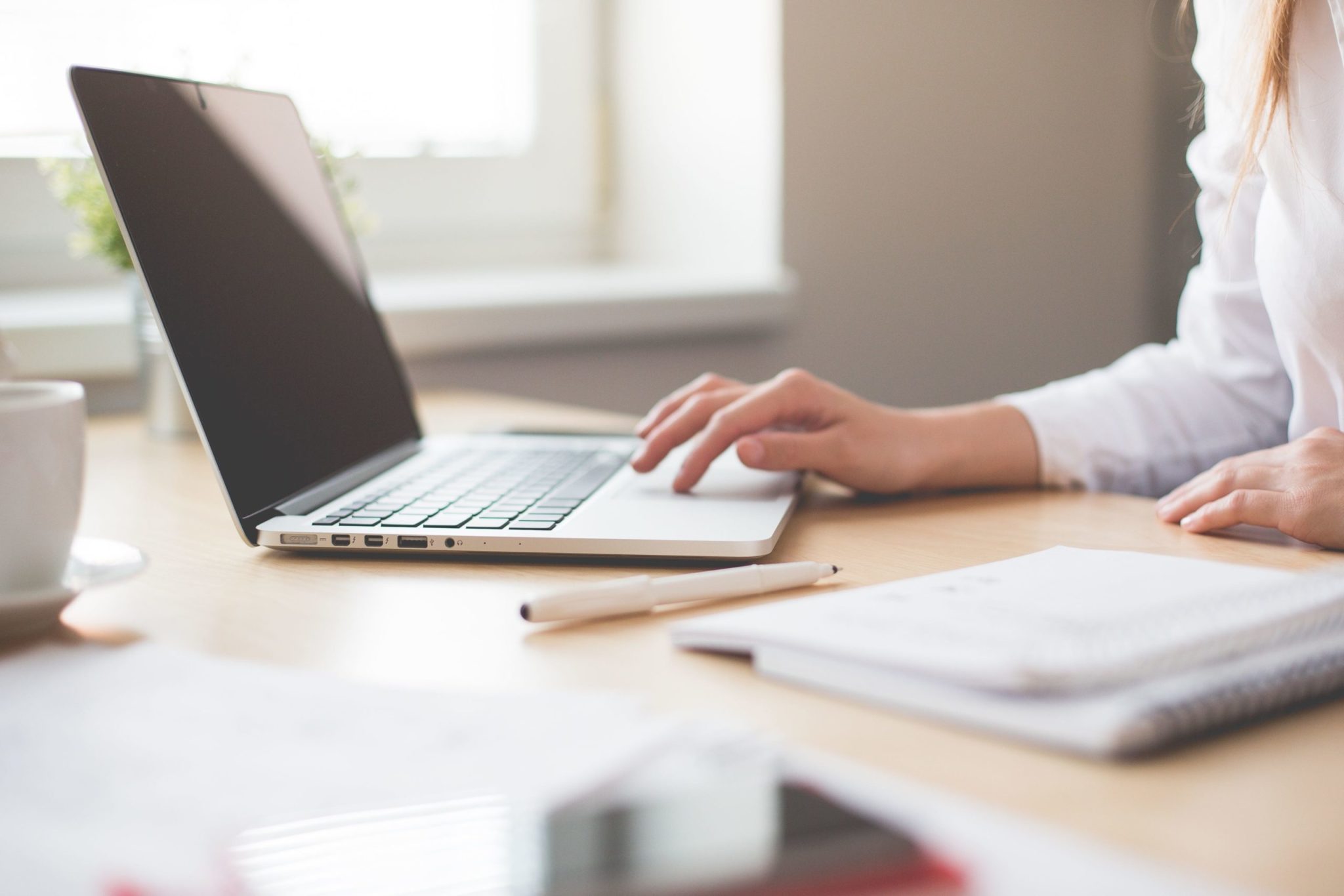 business-woman-working-on-laptop-in-her-office-picjumbo-com